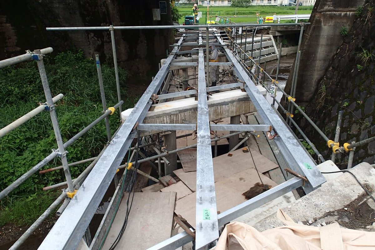 daikure's tweet photo. 『歩道橋用グレーチング床版』橋梁製品
https://t.co/Q6qqUA7gFZ

グレーチングを歩道橋の床版に採用した製品です

・薄い床版厚への対応が可能
・死荷重を軽減できるため、建設コストの縮減に貢献
・軽量で施工が容易なため、工期短縮が可能

#ダイクレ #橋梁 #歩道橋 #グレーチング #床版 https://t.co/HGOas1lsl5