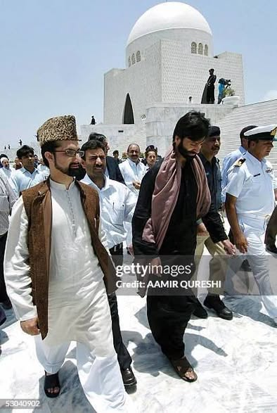 mahtab2010's tweet photo. خود مختار کشمیر کا بیانیہ اور  گریبان میں جھانکنے کا وقت!
کشمیر کی آزادی کے تناظر میں جموں کشمیر لبریشن فرنٹ (JKLF) کا موقف کبھی ڈھکا چھپا نہیں رہا۔ ان کا بیانیہ پہلے دن سے واضح ہے: "پاکستان اور بھارت، دونوں سے کامل آزادی اور ایک خود مختار کشمیری ریاست کا قیام۔"

یہ کوئی نیا موقف نہیں ہے اور نہ ہی یہ بات ریاستی پالیسی سازوں کے لیے حیرت کا باعث رہی۔ لیکن المیہ یہ ہے کہ جب یہی بیانیہ اقتدار اور ریاست کے اپنے مفادات کے سانچے میں ڈھلتا تھا، تو اسے ہر سطح پر تحفظ، سرپرستی اور زبردست پذیرائی دی جاتی تھی:

لبریشن فرنٹ کے لائن آف کنٹرول کے اس کے پار کے سربراہ امان اللہ خان صاحب کا دفتر راولپنڈی کی اہم ترین مری روڈ پر ایک اہم سرکاری ادارے کے دفتر کے عین سامنے عشروں تک قائم رہا۔
جب ڈپلومیٹک اینکلیو میں عام شہریوں کے داخلے پر کڑی پابندیاں تھیں، اس وقت بھی امان اللہ خان صاحب کے پاس آزادانہ آمد و رفت کے لیے خصوصی (Exclusive) سیکیورٹی پاس موجود ہوا کرتے تھے۔

انہی امان اللہ خان کی بیٹی کی شادی کو پاکستان کے تمام قومی میڈیا پر ایک "قومی تقریب" کا درجہ دے کر پیش کیا گیا۔
لائن آف کنٹرول کے دوسری طرف لبریشن فرنٹ کے سربراہ یاسین ملک جب پاکستان تشریف لاتے، تو انہیں ایک سربراہِ مملکت کا سا پروٹوکول دیا جاتا تھا۔

فتح جنگ میں اس وقت کے وفاقی وزیر شیخ رشید کے فارم ہاؤس پر لبریشن فرنٹ کے گوریلوں کی باقاعدہ میزبانی اور ضیافتیں ہوا کرتی تھیں۔

سابق آرمی چیف جنرل پرویز مشرف کی زبان سے ان کے لیے تعریفوں کے پل باندھے جاتے تھے، اور نواز شریف صاحب ان پر صدقے واری ہوا کرتے تھے۔

حتیٰ کہ حالیہ نگران حکومت کے سیٹ اپ میں بھی یاسین ملک صاحب کی اہلیہ کو نگران وفاقی وزیر کا قلمدان سونپا گیا۔
اس تمام تر عرصے میں۔۔۔۔چاہے وہ امان اللہ خان کی پریس کانفرنسز ہوں یا یاسین ملک کے دورے۔۔۔لبریشن فرنٹ نے اپنے خود مختار کشمیر کے اصولی موقف میں ایک انچ بھی تبدیلی نہیں کی۔ وہ کل بھی اسی نقطے پر کھڑے تھے اور آج بھی وہیں کھڑے ہیں۔

اب ذرا تلخ حقیقت کا سامنا کیجیے:
آزاد کشمیر میں لبریشن فرنٹ کے اس نظریے کے حامیوں کی تعداد زیادہ سے زیادہ تین سے پانچ فیصد ہوگی۔ اکثریت پاکستان کے ساتھ قلبی، نظریاتی اور سیاسی رشتہ رکھتی ہے۔ لیکن انتہائی افسوسناک اور تاریک پہلو یہ ہے کہ جب آزاد کشمیر کے عام عوام اپنے جائز حقوق، معاشی مطالبات اور آئینی داد رسی کے لیے سڑکوں پر نکلے ہیں، تو چند فیصد کے اس نظریے کو ڈھال بنا کر پورے خطے کے عوام پر "پاکستان دشمنی" کا لیبل چپکایا جا رہا ہے۔

جو مطالبات کل تک نہ صرف جائز تھے، بلکہ ان کو تسلیم کر کے آزاد کشمیر حکومت اور دو وفاقی وزرا نے تحریری معاہدہ بھی کیا تھا۔ اب انہیں یکلخت سنگین غداری اور ملک دشمنی سے تعبیر کر کے عوام کو کچلنے کی پالیسی اپنائی گئی ہے۔

اگر خود مختار کشمیر کا بیانیہ رکھنے والے کل تک اسٹیبلشمنٹ، وزرائے اعظم اور ایوانوں کے لاڈلے ہو سکتے ہیں، تو آج اپنے بنیادی حقوق کے لیے آواز اٹھانے والے آزاد کشمیر کے غیور اور پرامن عوام غدار کیسے ہو گئے؟

خود مختاری کا نظریہ اگر پاکستان دشمنی ہے تو کیا وجہ ہے پاکستان نے آج تک لبریشن فرنٹ کو کلعدم قرار نہیں دیا ہے۔ پاکستان بھر میں خصوصا وسطی پنجاب میں ان کے پروگرمات دھڑلے سے ہوتے ہیں۔ لیکن ان کے سلوگنز کو بنیاد بنا کر آزاد کشمیر  کے عوام پر گولیاں برسائی جاتی ہیں۔ انہیں پاکستان دشمن بنا کر پیش کیا جا رہا ہے۔

آزاد کشمیر کے عوام کو کچلنے اور ان کی آواز کو دبانے کے لیے "پاکستان دشمنی" کا من گھڑت بیانیہ تراشنے والوں کو کسی اور پر انگلی اٹھانے سے پہلے اپنے اور اپنے اداروں کے گریبان میں جھانکنے کی شدید ضرورت ہے۔ ریاستی پالیسیوں کا یہ دوہرا معیار اور منافقت اب بند ہونی چاہیے۔

#مہتاب_عزیز