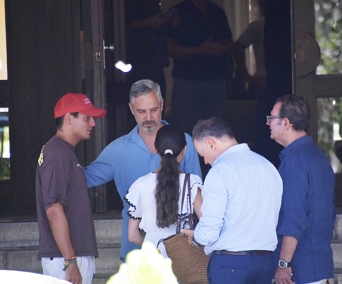 RamonLopez_G's tweet photo. Adivinad quienes estuvieron recibiendo a Vito Quiles en Ceuta.

Lo mismo si unimos puntos averiguamos quién le pagó el viaje. Es una vergüenza.

📸 @ElFarodeCeuta https://t.co/6IjMWLtgFQ