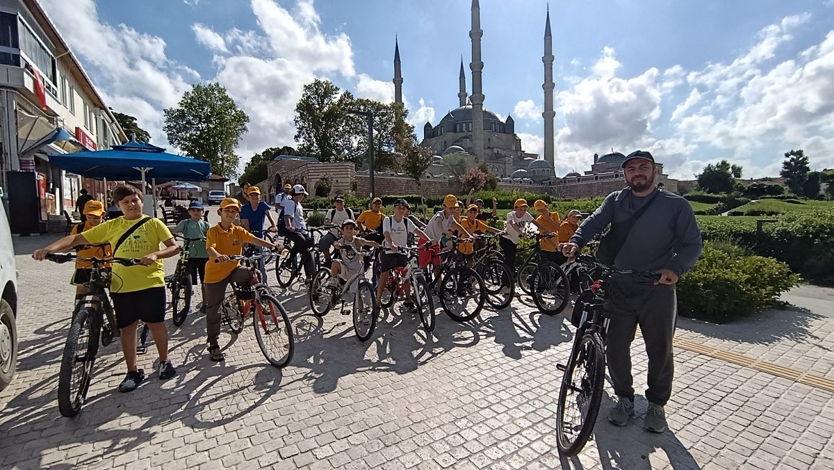 agdedirne's tweet photo. AGD Yaz Etkinlikleri'nde bugün rotamız tarihi güzelliklerdi. 

🚲 Tarihin izinde, geleceğe doğru... bisiklet turumuzdan geriye kalan harika anılar. https://t.co/Rj0hgxUUd5