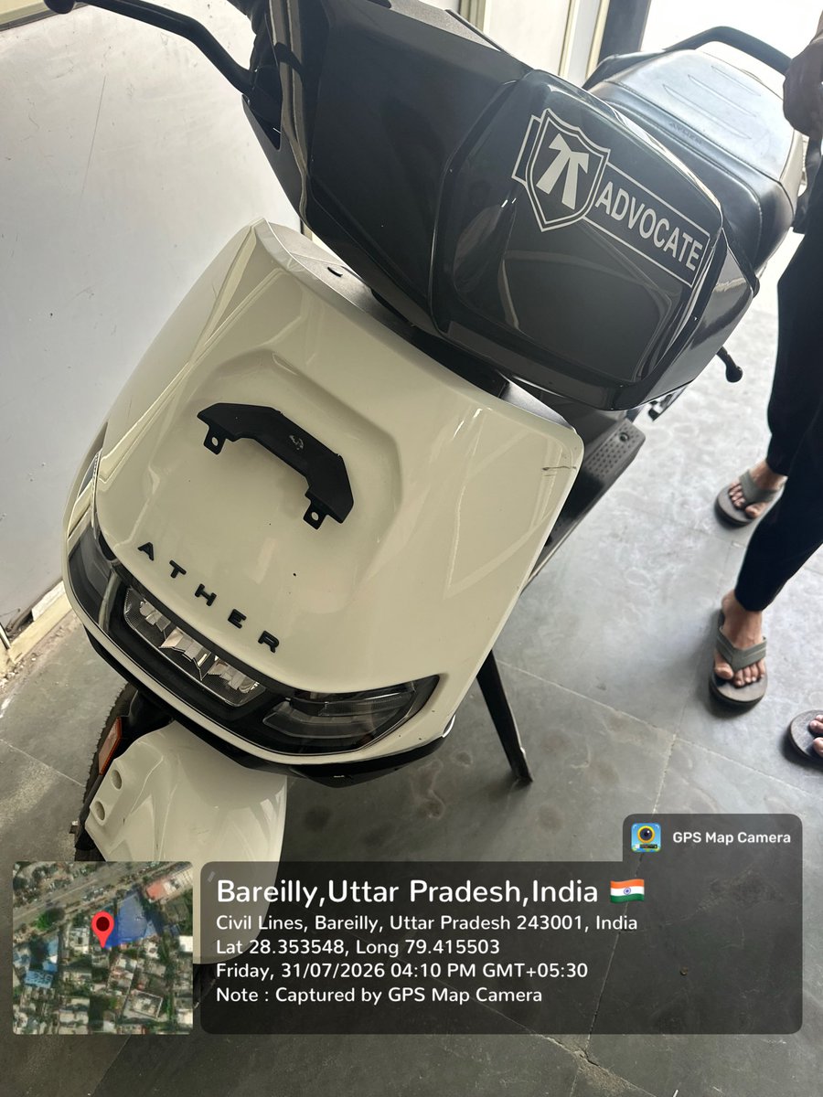 public_samachar's tweet photo. #Bareilly

▶️ @atherenergy Rizta EV Scooty Motor Belt Broke Down In Between Of National Highway
▶️ Bareilly District Advocate Was Safe Due To The Use Of Emergeny Brake By Upcoming Truck From Behind
▶️ Advocate Puts Serious Allegation On Showroom of No Accountablity https://t.co/mjEcLuMvOM