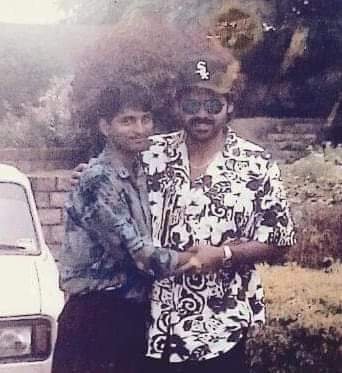 ChanduPolamara1's tweet photo. 40వసంతాల @VenkyMama తో నా అనుబంధం

1986 లో కలియుగ పాండవులు చిత్రం చూసినప్పుడు (అప్పటికి నా వయసు 15)
ఆ స్టైల్ యాక్టింగ్.. డాన్సులు, ఫైట్స్ చూసి 
బలే ఉన్నాడు .. ఆకర్షణ స్టార్ట్ అయ్యింది.. ఆతరువాత వచ్చిన బ్రహ్మరుద్రులు ,అజేయుడు, భారతంలో అర్జునుడు , త్రిమూర్తులు, ఆఖరికి విజేత విక్రమ్  ప్రతి చిత్రం జయాపజయాలతో సంబంధం లేకుండా నాకు నచ్చినవే.. ఎందుకంటే  కథలను జడ్జి చేసే వయసు కాదు కాబట్టి.. టూ టౌన్ రౌడీ సినిమా విడుదల సందర్భంగా అనకాపల్లి లో అభిమాన సంఘం ప్రారంభించడం జరిగింది. బొబ్బిలిరాజ సినిమా టైమ్ కి రికార్డ్స్ మీద ఒక అవగాహన.
 ఆ సినిమా 200రోజుల ఫంక్షన్ నిజాం కాలేజీ గ్రౌండ్ లో జరిగినప్పుడు వచ్చిన ఆహ్వానం మేరకు హైదరాబాద్ సారధి స్టూడియో లో జరుగుతున్న కూలీ నెంబర్ 1 షూటింగ్ లో 
@VenkyMama గారితో తొలి ఫోటో తీసుకోవడం జరిగింది..
వెంకటేష్ బాబు గారిని పర్సనల్ గా అప్పటికే వైజాగ్ లో షూటింగ్ జరుపుకున్న స్వర్ణ కమలం షూటింగ్ లో కలవడం జరిగింది.
బొబ్బిలి రాజా టైమ్ లో వైజాగ్ ఫ్యాన్స్ తో 
ఎక్కువ మెలోడీ థియేటర్ దగ్గర కలిసేవాడిని.
అనకాపల్లి లక్ష్మీ థియేటర్ లో బొబ్బిలి రాజా 107 రోజులు 4 ఆటలతో ప్రదర్శించబడి టౌన్ రికార్డు ..ఆ సందర్భంగా థియేటర్ వారికి షీల్డ్ ఇవ్వడం జరిగింది.. 
చంటి సినిమా 100 రోజులు వేడుకలు వైజాగ్ లో అభిమానులు జరిపినప్పుడు..
సుందరకాండ సినిమా షూటింగ్ గీతం కాలేజీ లో జరిగినప్పుడు వెంకటేష్ బాబు గారిని కలవడం జరిగింది.. ఎప్పుడు కలిసినా 
మీ విలువైన సమయాన్ని వృధా చేయకండి..
అని చెప్పేవారు. ఇంట్లో ఇల్లాలు100 రోజులు వేడుకలు కర్నూలు లో జరిగినప్పుడు ..లక్ష్మీ సినిమా 50రోజుల వేడుకలు ఏలూరులో జరిగినప్పుడు వెంకటేష్ బాబు చేతుల మీదుగా షీల్డ్స్ అందుకోవడం ఒక మంచి జ్ఞాపకం. అప్పట్లో ఫోన్లు లేకపోవడం వలన 
వెళ్ళినప్పుడు కలవడం తప్ప పెద్దగా హీరో గారితో మాట్లాడే అవకాశం ఉండేది కాదు.
వెంకటేష్ బాబు గారి రికార్డ్ ల గురించి ఎక్కువగా అప్పటి సురేష్ మూవీస్ జనరల్ మేనేజర్ విజయ భాస్కర్ గారితో చర్చించేవాళ్ళము..ఆయన అభిమానులకు మంచి కో ఆపరేషన్ చేసేవారు .. పదిమంది స్నేహితుల్లో ఒక్కడిగా నేను హైదరాబాద్ వెళ్ళేవాళ్ళము.. ఆయన నన్ను పేరు పెట్టీ పిలిచే అవకాశం వస్తుందా ..రాదా..
అసలు నేను ఆయనకి తెలుసా ..తెలీదా..
ఇటువంటి సందేహాలతో చాలా ఏళ్ళు గడిచిపోయాయి... 
నీ పని నువ్వు సిన్సియర్ గాచెయ్.. ఆశించకు. అని ఆయన చెప్పిన మాట నా మైండ్ లో నాటుకు పోయింది.. పర్యవసానంగా నేను ఏదైతే అనుకునేవాడినో దానికి మించి జరిగింది.
అదే విధంగా ఎవరి గురించి ఆలోచించకుండా 
నా పని నేను సిన్సియర్ గా చేయడం వలన 
వెంకటేష్ బాబు గారి తో నా అనుబంధం చాలా స్ట్రాంగ్ అయ్యింది. 
ఈ జర్నీ లో ఎంతో మంది మంచి అభిమానులు పరిచయం అయ్యారు..
వాళ్లందరూ  నా జీవితంలో గుర్తుండిపోయే 
మంచి స్నేహితులు ..నా కుటుంబ సభ్యుల్లో ఒకరయ్యారు.

వెంకటేష్ బాబు గారిపర్శనల్ రాఘవ అన్నయ్య గారి తో నా అనుబంధం గురించి 
ఇంకో సందర్భంలో చెప్పుకుందాం.