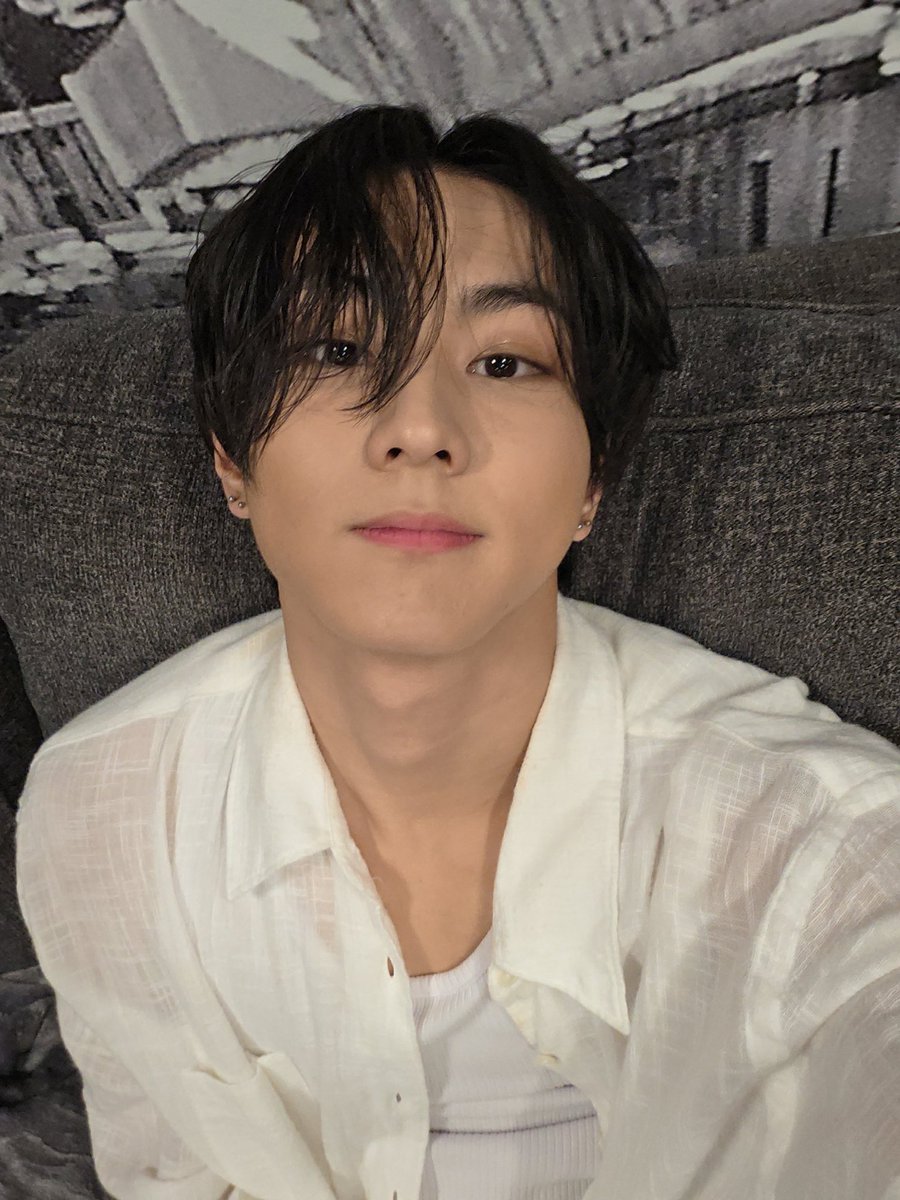 jungwon_mine's tweet photo. white looks so good on him 🤍 it hits different every single time https://t.co/rF8NSVPAwG