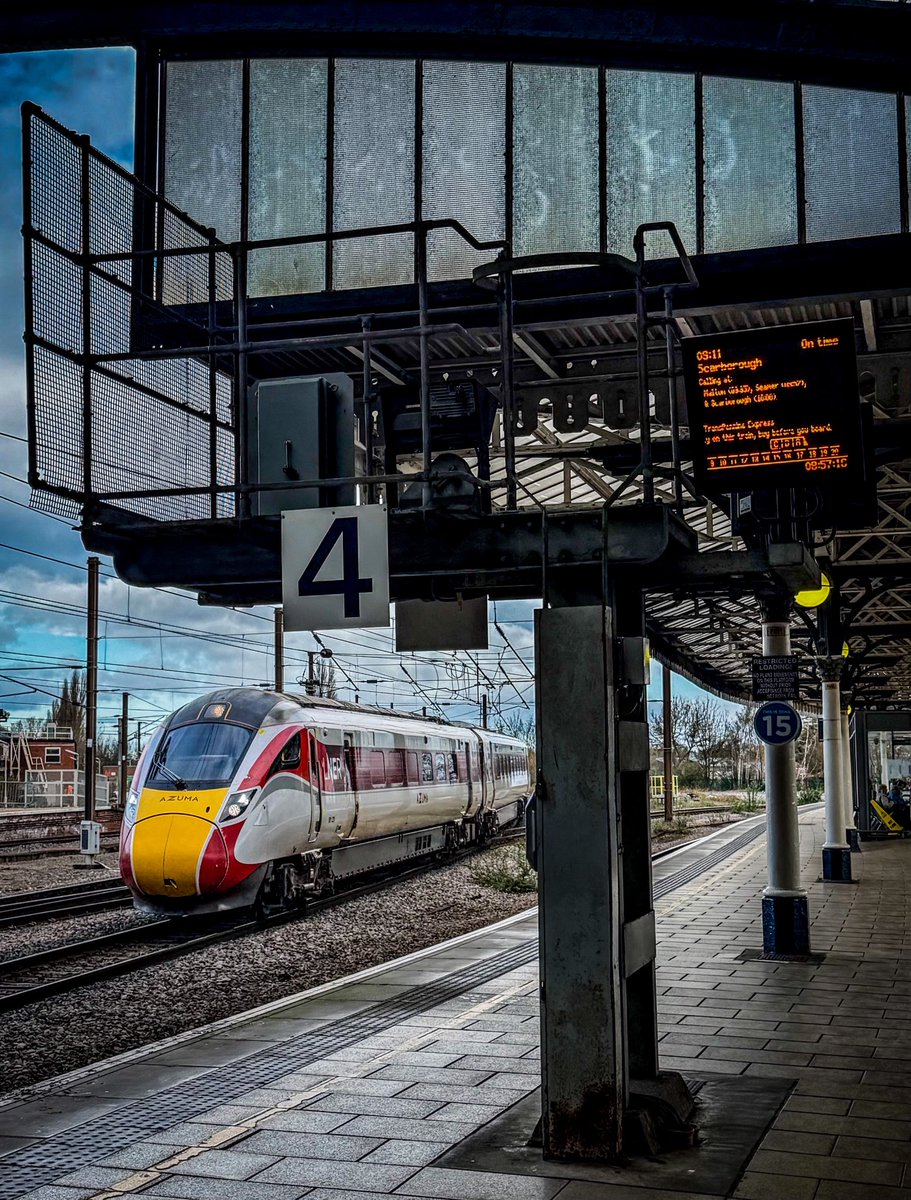 miles_chains's tweet photo. A London bound LNER service arrives into platform 3 at York. What more can I say? I’d rather jump on the next service to Scarborough thanks.
#Class80x #Azuma #York https://t.co/Af6cTGpa3c