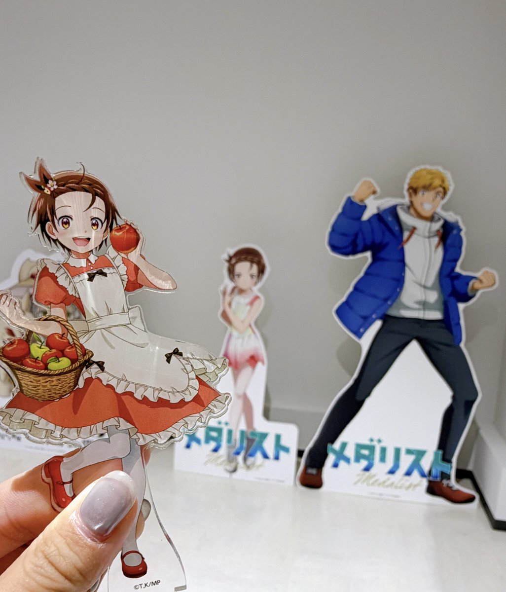 haruse_natsumi's tweet photo. 青森ねぶた祭りにプライベートで遊びに行ってきました！
メダリストのねぶたすごかった…！！🏅🏅🏅✨
いのりちゃん浮いてるし…⛸️！
お客さんから「メダリストだー！」ってお声が聴けたのが本当に嬉しかったです！！

初めてのねぶた祭り楽しさGOE+5でした🔥🔥🔥
グッズもかわいい🥹🍎
#メダリスト https://t.co/ljXHqmMPGI