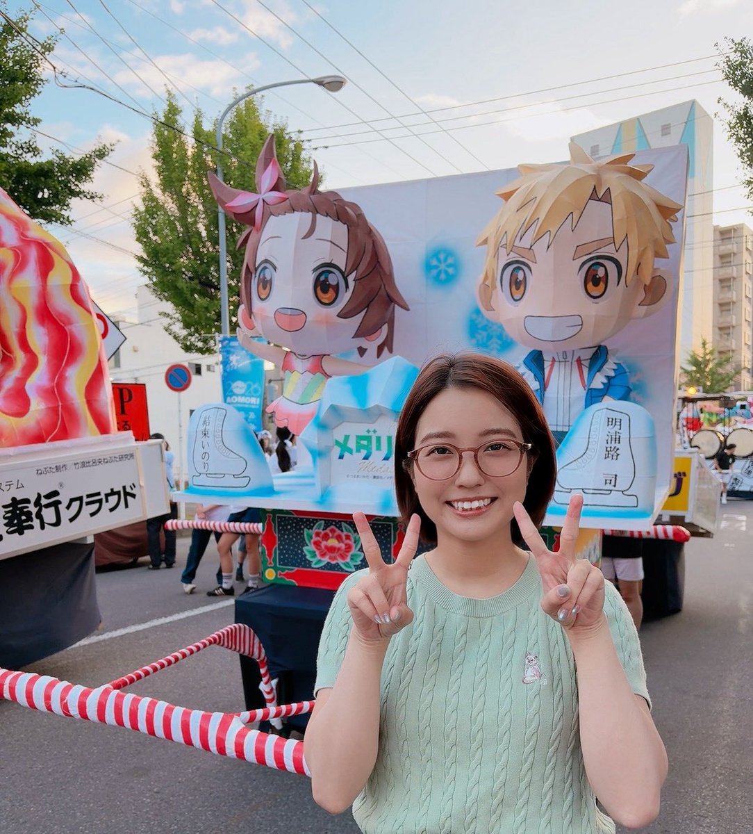 haruse_natsumi's tweet photo. 青森ねぶた祭りにプライベートで遊びに行ってきました！
メダリストのねぶたすごかった…！！🏅🏅🏅✨
いのりちゃん浮いてるし…⛸️！
お客さんから「メダリストだー！」ってお声が聴けたのが本当に嬉しかったです！！

初めてのねぶた祭り楽しさGOE+5でした🔥🔥🔥
グッズもかわいい🥹🍎
#メダリスト https://t.co/ljXHqmMPGI