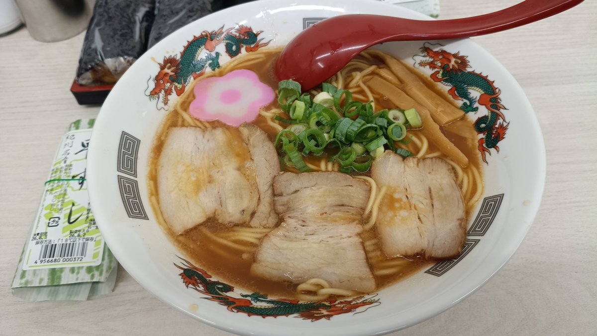 changesyuuki's tweet photo. 汗が大量に出る真夏のツーリングは塩分を欲する🍜
前は和歌山市内まで頻繁に自転車で遊びに来て食べてたなあ、今はキツいからバイクだけど
卓上の早寿司が懐かしかった
#和歌山ラーメン https://t.co/CE36JOVoKA