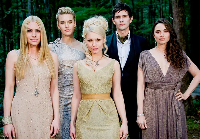 L1nnJ's tweet photo. There are literally other vampire covens to join and she could even create her own coven if she wanted.

She could be a member of the Volturi.

Instead you want to ruin old characters for some strange reason.

There are vampires that can bend the elements and she wants Alice. https://t.co/9skWAtvyo2