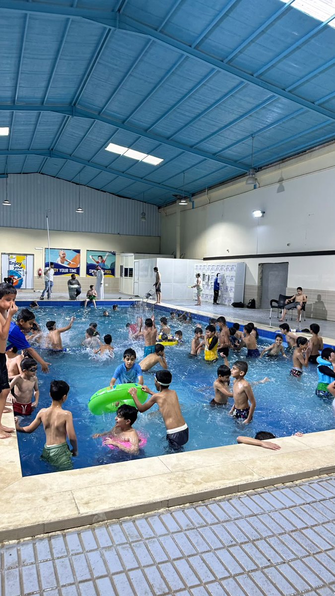 majd_aloloum's tweet photo. 🏊‍♂️ متعة السباحة والألعاب الترفيهية
ضمن برامج النادي الصيفي #بمدارس_مجد_العلوم_الأهلية
يعيش الطلاب أوقاتًا مليئة بالمرح والنشاط في أجواء آمنة وممتعة.
@majd_aloloum https://t.co/8MfbIxIRwo