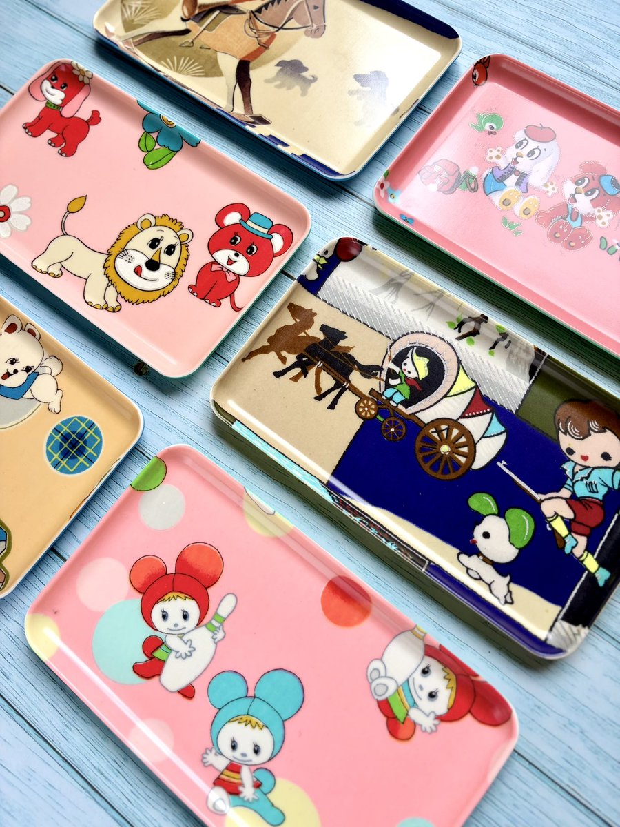 sadaemonshoten's tweet photo. 昭和レトロ柄シリーズの新作登場✨
思わずほっこり笑顔になる柄たち😊

子供きものや長襦袢から生まれた
一点モノの「着物トレー」👘🍽️

🛒#定右衛門商店 オンラインショップ
🗓️ 8/6(木) 20:00〜
🎀 45柄を販売スタート！

お楽しみに👀💘🎶 https://t.co/ry9LQmiYx1