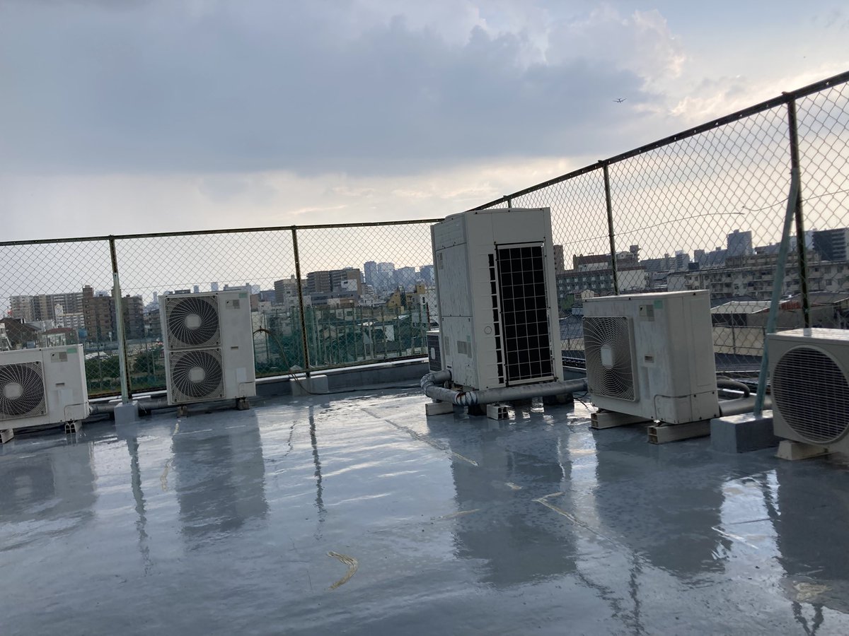 _gsystem_'s tweet photo. なんか急に暗くなったと思ったらゲリラ豪雨です。

夏って感じですね〜🌧️

茹だるような暑さでしたが少しは涼しくなりますかね。

やっと雨やんだかな、と思いきや今度は激しい雷が鳴り響いています⚡️🫢

真上は真っ黒で遠くは晴れ間が見えています。変な天気ですね〜 https://t.co/smnGiSNMGf