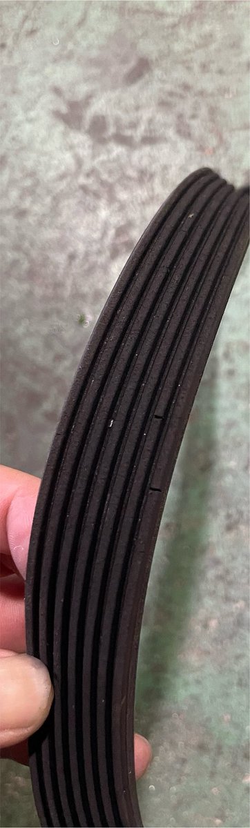 wes240401's tweet photo. 車検でベルトに亀裂あるから外すじゃん？

新品と並べてサイズ確認するじゃん？

ベルト組み直すじゃん？

車両復元するじゃん？

床に落ちてるベルト拾うじゃん？

新品のベルトあるじゃん？

は？？？ https://t.co/D2lGcevsOk