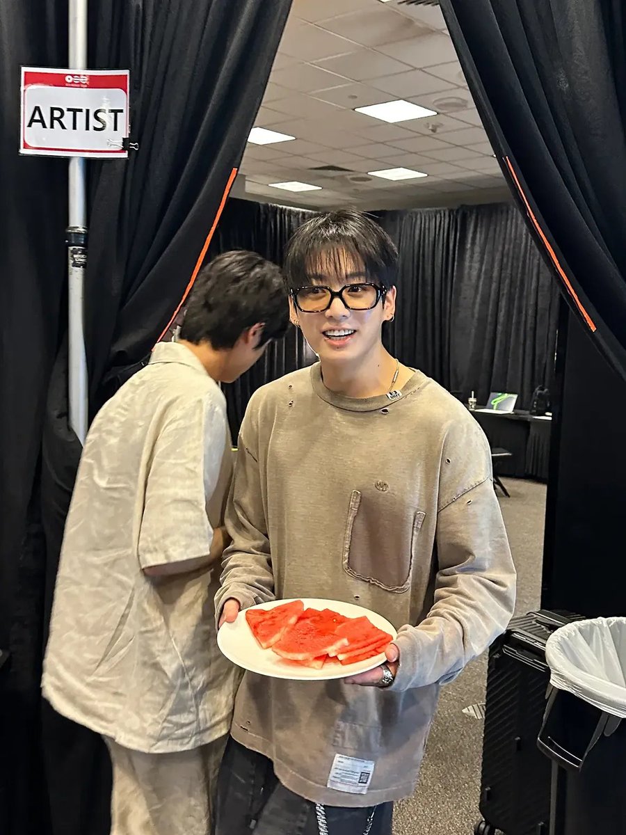stellapIanet73's tweet photo. またやってるわww
スイカ食べるにも一苦労ww
この先も2人ともこうであってくれ https://t.co/BbCv2bb9P2
