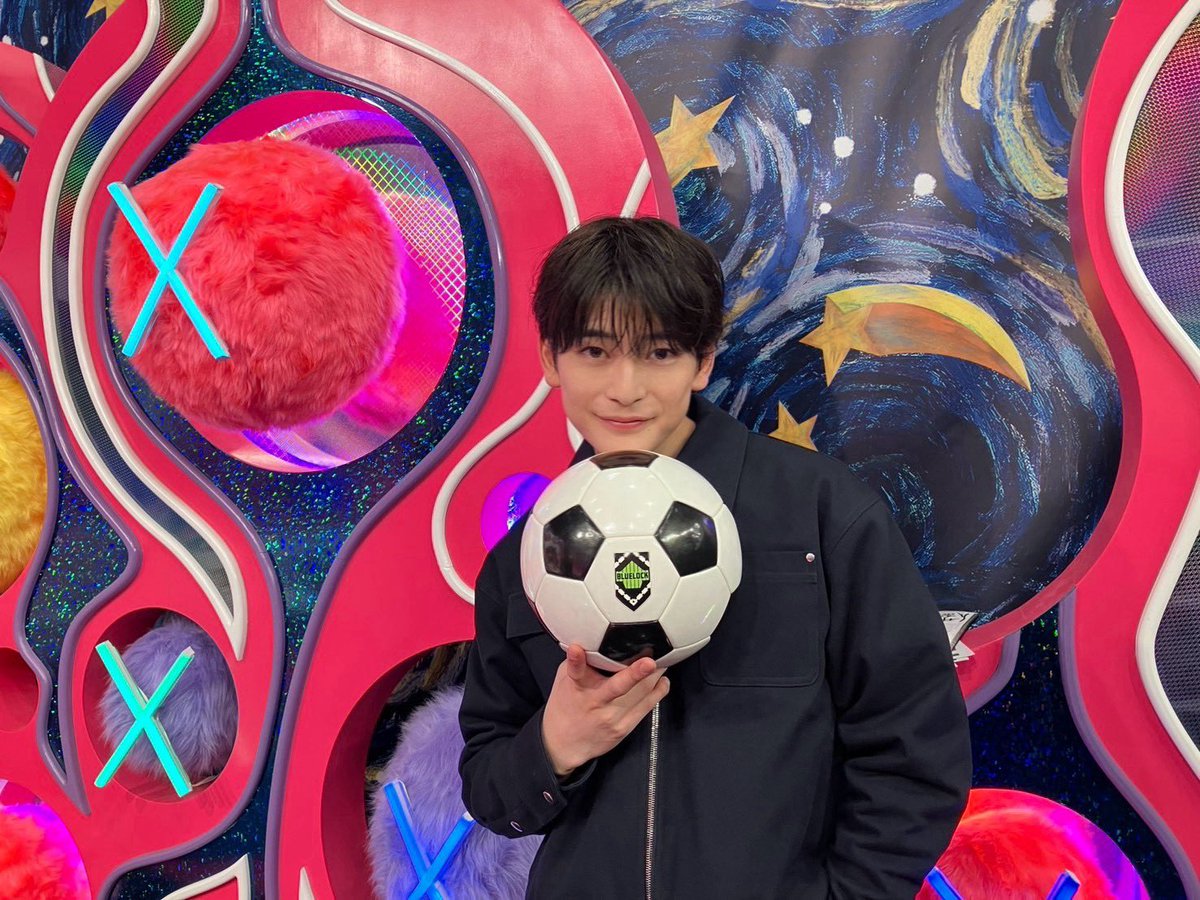 BLUELOCK_MOVIE's tweet photo. •• オンエア情報 ••

📅明日 よる 10時〜
📺日本テレビ『X秒後の新世界』

潔世一役 #高橋文哉 さんが出演します！
ぜひご覧ください🌽

※放送日は予定のため予告なく変更される場合があります。
※一部地域を除く

映画『#ブルーロック』
8月7日(金)KICK OFF⚽
#エゴい
@maruafter_ntv https://t.co/HtTrc7MRx6