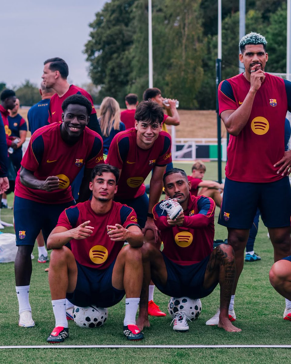 RR195's tweet photo. DERNIER ENTRAÎNEMENT EN ANGLETERRE AVANT LE RETOUR À BARCELONE ✈️

Le Barça effectuera aujourd’hui son dernier entraînement au centre de St. George’s Park avant de reprendre la direction de Barcelone.

[@mundodeportivo] https://t.co/WdzNZoDX8j