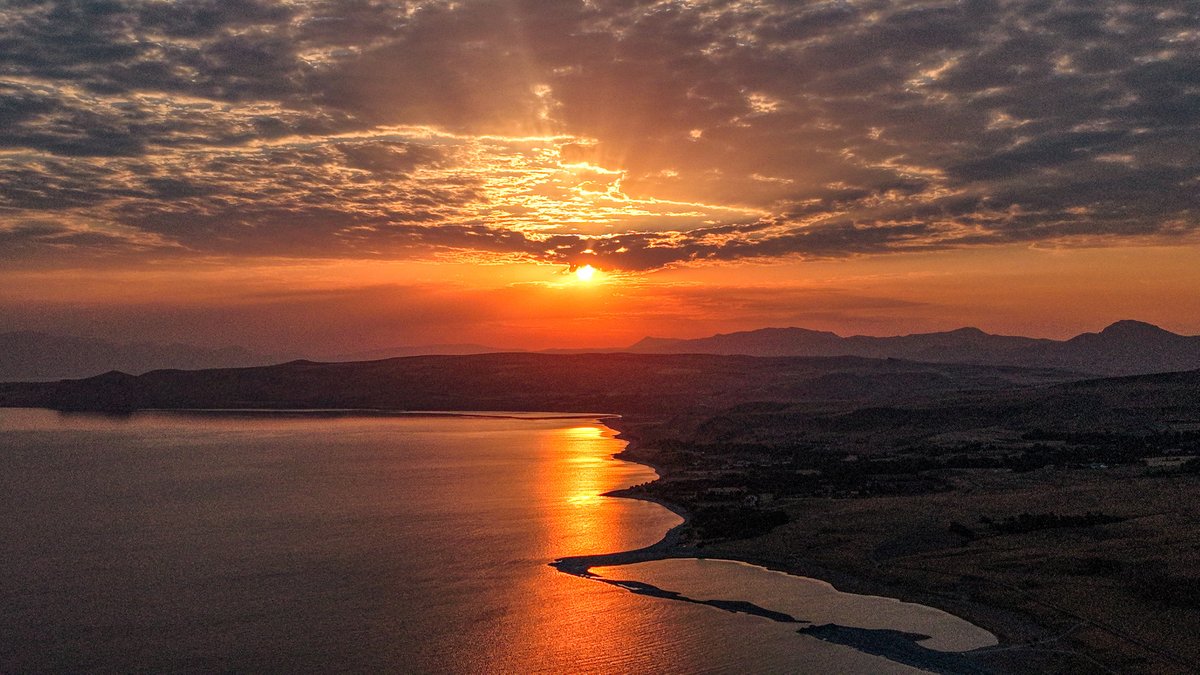 milliyet's tweet photo. 🌤️Van Gölü'nde gün doğumu https://t.co/ThyQQ6AdZM