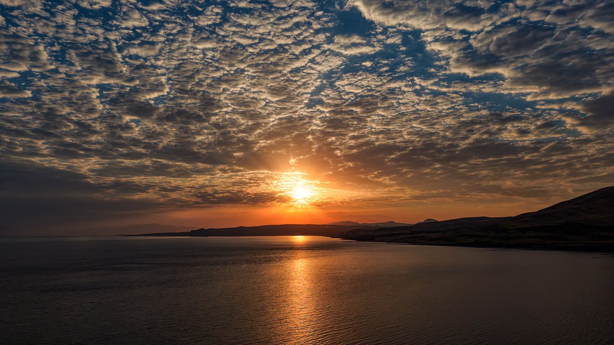 milliyet's tweet photo. 🌤️Van Gölü'nde gün doğumu https://t.co/ThyQQ6AdZM