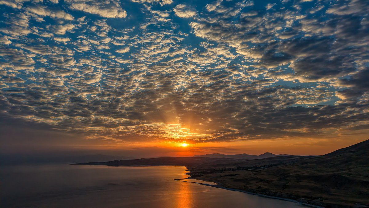 milliyet's tweet photo. 🌤️Van Gölü'nde gün doğumu https://t.co/ThyQQ6AdZM