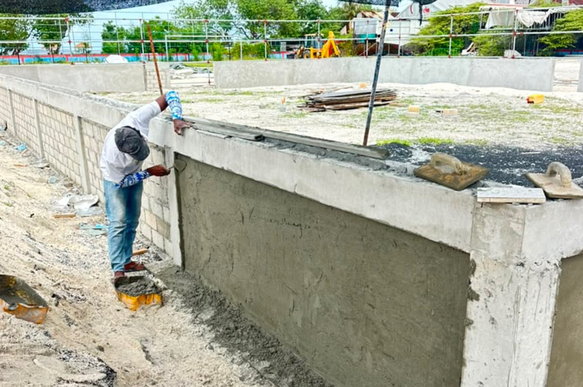 rdcmaldives's tweet photo. މި ކޯޕަރޭޝަންގެ އިޖުތިމާއީ ޒިންމާގެ ދަށުން، ކ. ގާފަރު ކައުންސިލުގެ އެދުމުގެ މަތިން، ކައުންސިލުން ފޯރުކޮއްދިން ތަކެތި ބޭނުން ކޮއްގެން އެ ރަށުގައި ތަރައްޤީކުރަމުންދާ 3 އޮން 3 ފުޓްސަލް ދަނޑުގެ ވަށާ ފާރުގެ މަސައްކަތް ދަނީ ކުރަމުން.
#TeamRDC https://t.co/Q2eS5FVVcg
