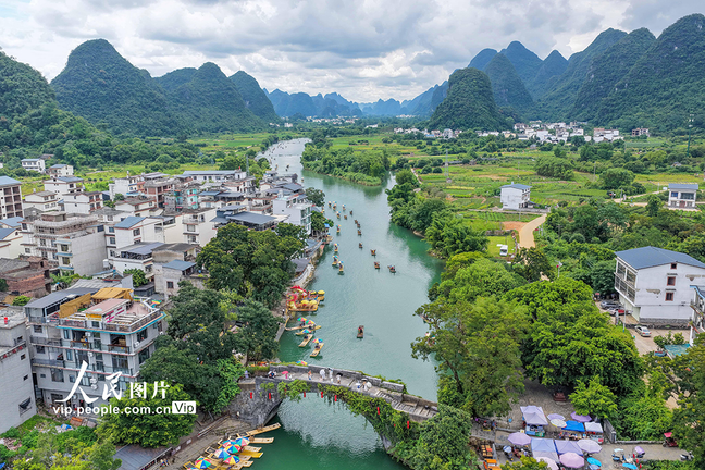 PDChinese's tweet photo. 【廣西陽朔：樂遊山水間】8月2日，廣西桂林陽朔縣遇龍河景區，遊客乘坐竹筏欣賞兩岸秀美風光。 https://t.co/KBJK2LLjig