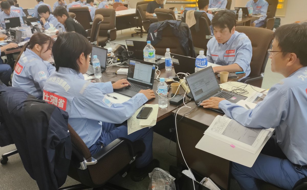 mlit_takeo's tweet photo. 本日のTEC-FORCEは、昨日までに担当エリアの現地調査を終え、調査結果のとりまとめ作業を行っています。
宇城市役所内において、現地で確認した内容を今日中に報告資料としてまとめるため、隊員全員で分担し、急ピッチで作業を進めています。
#令和８年熊本地震　#TECFORCE #災害支援 https://t.co/q8CKj85CG6