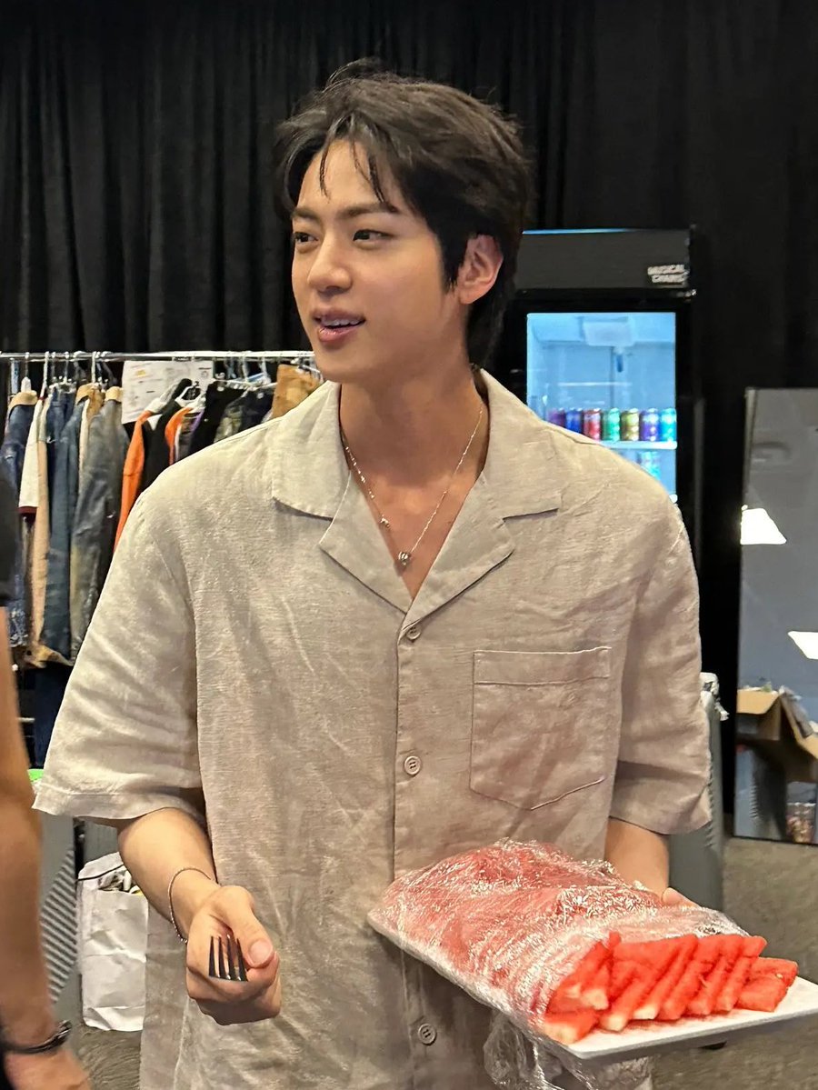 onlyforseokjini's tweet photo. he looks supercalifragilisticexpialidocious in this outfit. https://t.co/w8XNTUQNdl