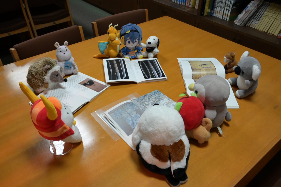 hikone_museum's tweet photo. 館長さんから博物館のお話しを聞いたみんなはワクワクした様子🤗

そんなワクワクを胸に、ひこにゃんといっしょに訪れたのは「学習コーナー」🏫

「博物館にはどんなものがあるのかな？」
みんなで本📖を呼んでお勉強✏️
明日からの探検の予習はバッチリ👌かな？

#ぬいぐるみお泊り会withひこにゃん https://t.co/WiKEbIvDkp