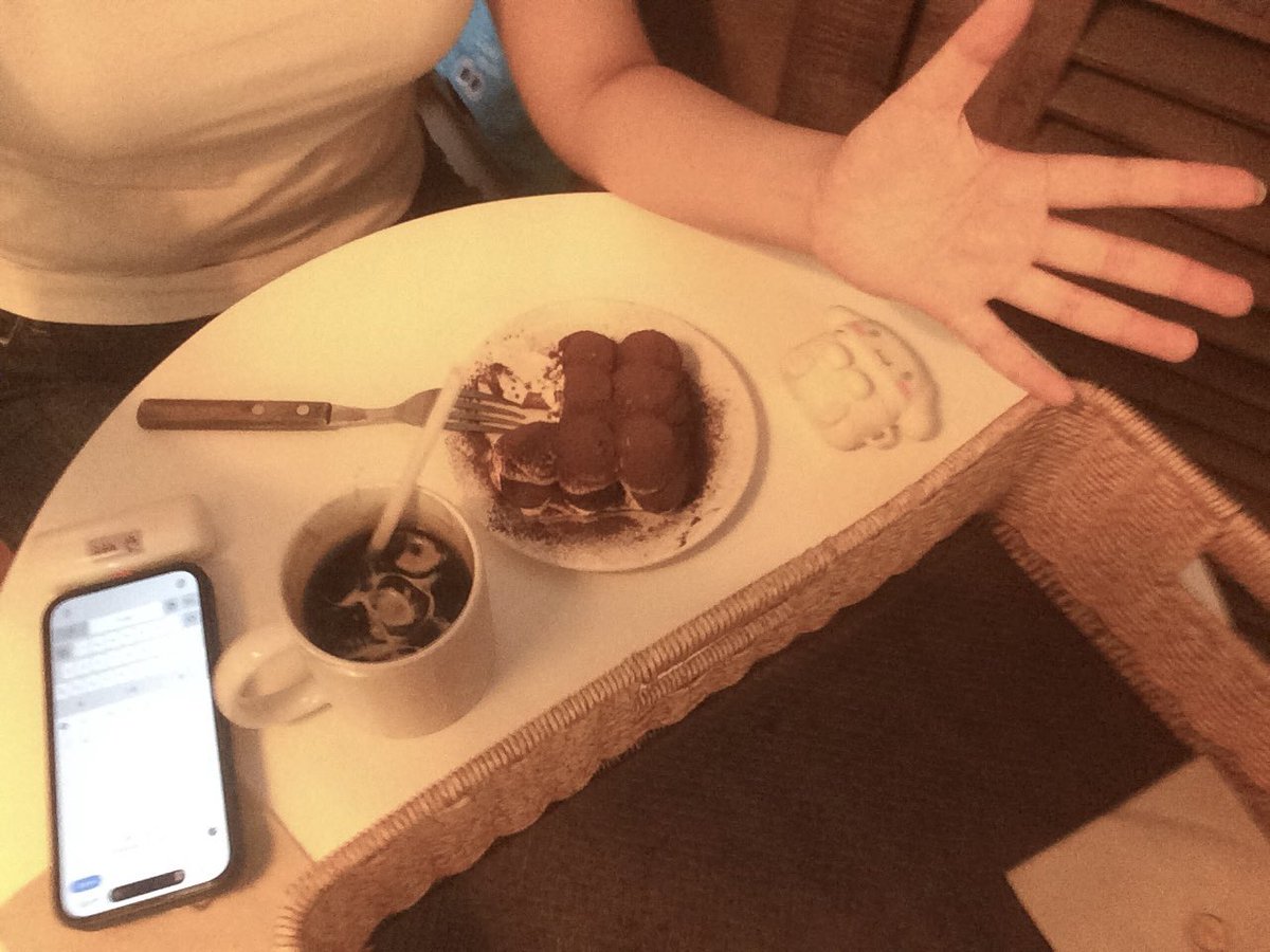 sam22eee's tweet photo. 카페왓는데
나만 혼자고 에어컨도 반대자리고
화장 다 녹앗고 땀에 다 젖음
구라지 https://t.co/BsFgfzmhJG