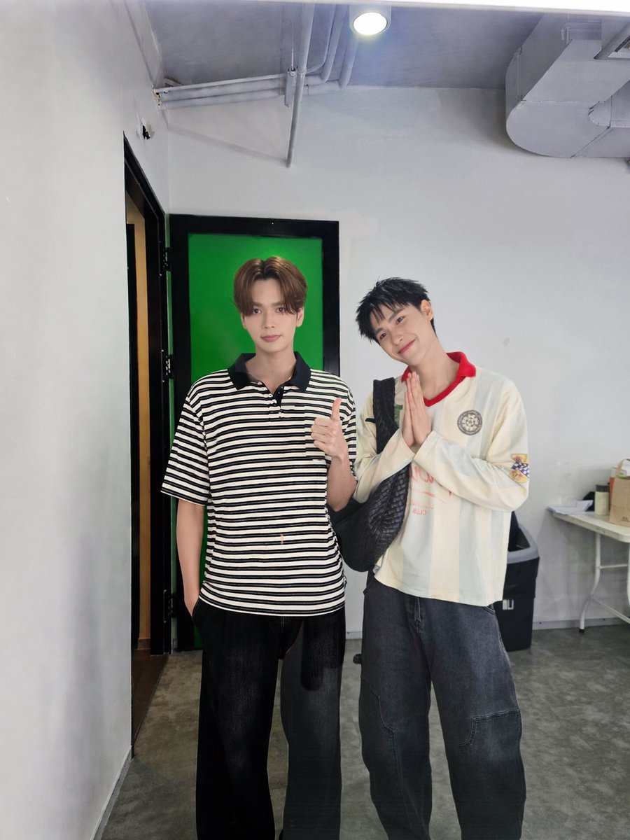 _longlong_seven's tweet photo. Miss you both so much.

#JuniorMarkConcert https://t.co/xuY2vwJ7LH