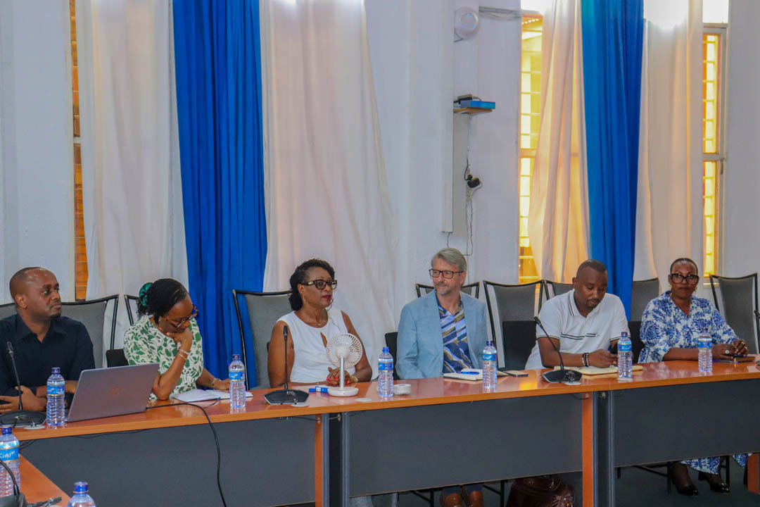 PNUDBurundi's tweet photo. Visite de travail de Mr Russell ARMSTRONG, Coordonnateur a.i. de l’Unité de gestion des subventions du #FondsMondial au #PNUDBurundi à l’ l’ANSS-Santé PLUS pour faire le point sur les acquis du #GC7 et les perspectives de collaboration en santé. #Burundi. https://t.co/WZ3p2zU3bp