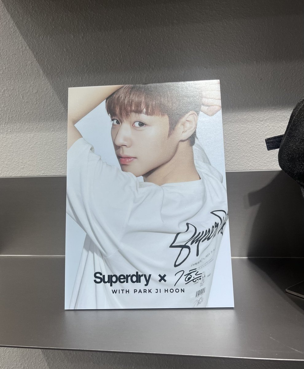 dubibdubab's tweet photo. 기다리는 거 진짜 힘들었지만 그래도 백화점에 박지훈이 모델인...🥹 박지훈 사진이 엄청 걸려 있는 브랜드가 있다는 게 너무 행복했어 사진도 옴쭁 예쁘고 https://t.co/sDrnyuINJg