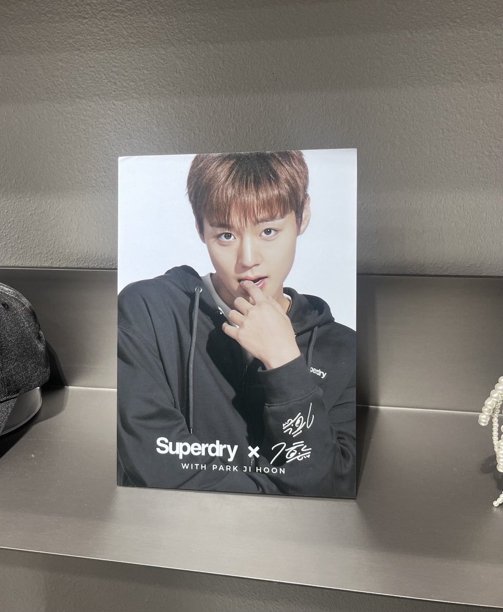 dubibdubab's tweet photo. 기다리는 거 진짜 힘들었지만 그래도 백화점에 박지훈이 모델인...🥹 박지훈 사진이 엄청 걸려 있는 브랜드가 있다는 게 너무 행복했어 사진도 옴쭁 예쁘고 https://t.co/sDrnyuINJg