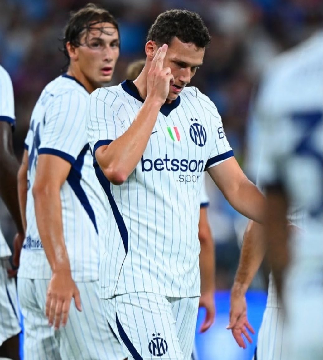 Inter_Xtra's tweet photo. ⁉️ #Inter fans, we want to ask YOU:

• Option 1: SELL Benjamin Pavard, and sign Cristian Romero. 🇫🇷🔄🇦🇷

• Option 2: KEEP Benjamin Pavard, and let Cristian Romero join another team. 🇦🇷⛔️

Let us know. ⤵️💭 https://t.co/0VnQ8Yfo66