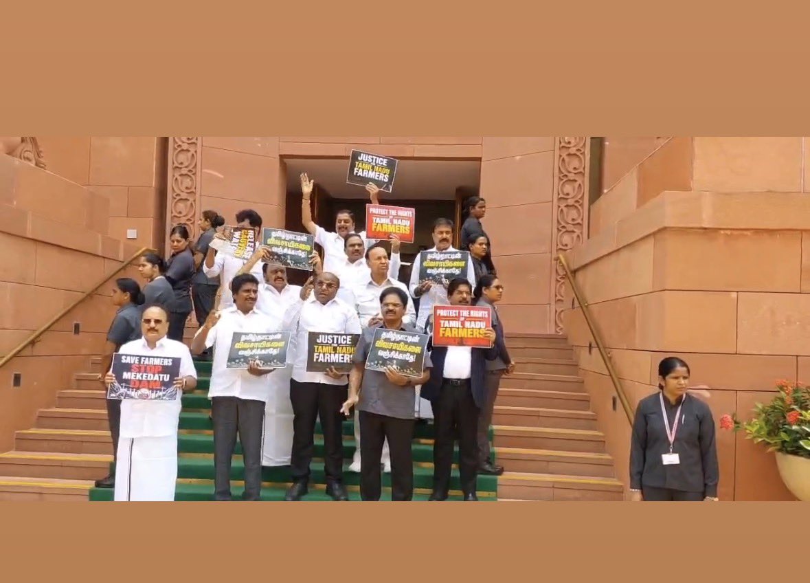____Udhaya____'s tweet photo. Delhi x Tamil Nadu ! 💚
“Alexa Play : Aaja Raja Song” 💥
#KaveriWaterIssue | #DMKProtest https://t.co/VdN0LAkxmh