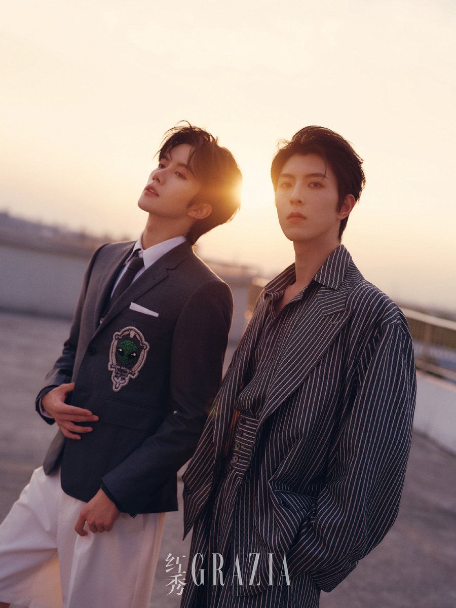 HuangXingTH's tweet photo. WEIBO | 红秀GRAZIA UPDATE  

รุ่งอรุณและพลบค่ำหมุนเวียน กาลเวลาผันเปลี่ยน ใช้เวลาอยู่ร่วมกันท่ามกลางราตรีอันเงียบสงบ ซึมซับลมหายใจของกันและกันในความเงียบงัน ก้าวออกไปเบื้องหน้าแสงตะวัน โอบกอดความผ่อนคลายและความเร่าร้อนอันเป็นเอกลักษณ์ของฤดูร้อน ท่ามกลางฉากที่สับเปลี่ยนไม่หยุดหย่อน บรรยากาศที่ถักทอทั้งความเหน็บหนาวและอบอุ่นเข้าด้วยกัน ก้าวผ่านความมืดมิดและแสงสนธยาก็ยังคงก้าวเดินเคียงข้างกันเสมอไป

🖇️ https://t.co/kXNVBLHmpB

XINGQIU GRACES GRAZIA
#XINGQIUforGRAZIA
#EliotHuang #HuangXing #XingQiu