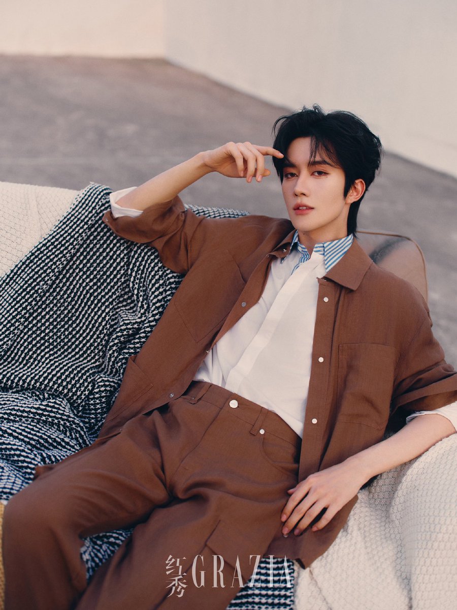 HuangXingTH's tweet photo. WEIBO | 红秀GRAZIA UPDATE  

รุ่งอรุณและพลบค่ำหมุนเวียน กาลเวลาผันเปลี่ยน ใช้เวลาอยู่ร่วมกันท่ามกลางราตรีอันเงียบสงบ ซึมซับลมหายใจของกันและกันในความเงียบงัน ก้าวออกไปเบื้องหน้าแสงตะวัน โอบกอดความผ่อนคลายและความเร่าร้อนอันเป็นเอกลักษณ์ของฤดูร้อน ท่ามกลางฉากที่สับเปลี่ยนไม่หยุดหย่อน บรรยากาศที่ถักทอทั้งความเหน็บหนาวและอบอุ่นเข้าด้วยกัน ก้าวผ่านความมืดมิดและแสงสนธยาก็ยังคงก้าวเดินเคียงข้างกันเสมอไป

🖇️ https://t.co/kXNVBLHmpB

XINGQIU GRACES GRAZIA
#XINGQIUforGRAZIA
#EliotHuang #HuangXing #XingQiu