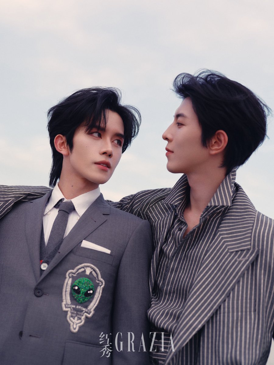 HuangXingTH's tweet photo. WEIBO | 红秀GRAZIA UPDATE  

รุ่งอรุณและพลบค่ำหมุนเวียน กาลเวลาผันเปลี่ยน ใช้เวลาอยู่ร่วมกันท่ามกลางราตรีอันเงียบสงบ ซึมซับลมหายใจของกันและกันในความเงียบงัน ก้าวออกไปเบื้องหน้าแสงตะวัน โอบกอดความผ่อนคลายและความเร่าร้อนอันเป็นเอกลักษณ์ของฤดูร้อน ท่ามกลางฉากที่สับเปลี่ยนไม่หยุดหย่อน บรรยากาศที่ถักทอทั้งความเหน็บหนาวและอบอุ่นเข้าด้วยกัน ก้าวผ่านความมืดมิดและแสงสนธยาก็ยังคงก้าวเดินเคียงข้างกันเสมอไป

🖇️ https://t.co/kXNVBLHmpB

XINGQIU GRACES GRAZIA
#XINGQIUforGRAZIA
#EliotHuang #HuangXing #XingQiu