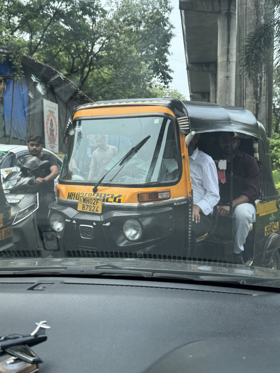 DeeshankDoshi's tweet photo. @MTPHereToHelp @MumbaiPolice this autorick came from wrong side under Metro Bridge b/w Andheri and WEH Metro with overloaded passengers. When I stopped in front of him, he walked to my car and banged on my driver side window with his hand and threatened me. Please take action. https://t.co/BCqFLjY6ZV