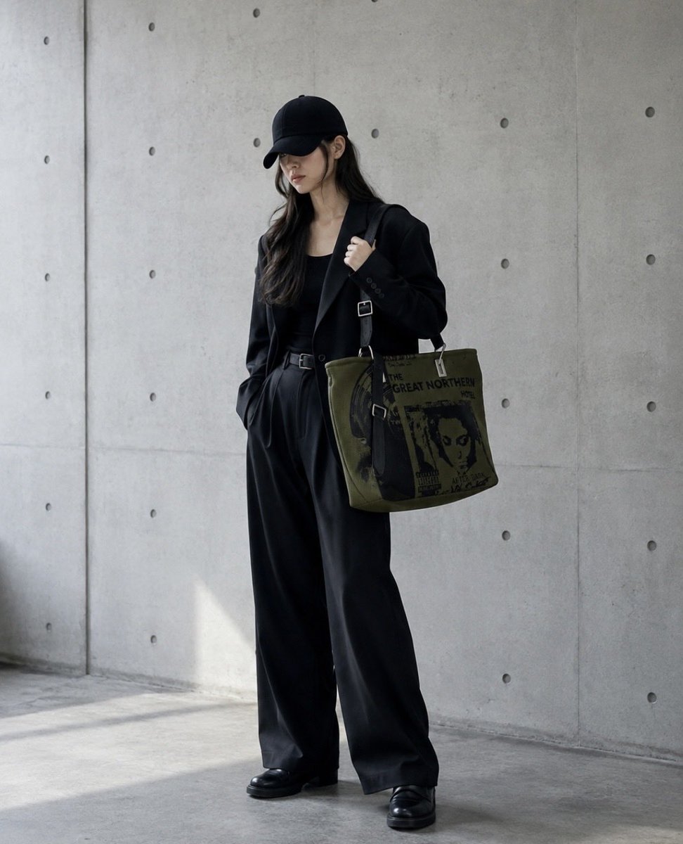 GlanerUn's tweet photo. 🖤 日常を、少し特別に

深めのシルエットで美しいフォルムを演出するキャップ。どんなスタイルにも自然に馴染み、洗練された大人のコーデを完成させます。
トートバッグは、存在感のあるアートデザインと落ち着いた色味が魅力。軽量で収納力もあり、デイリーからお出かけまで幅広く活躍するアイテム。 https://t.co/tUF5hqw1uF