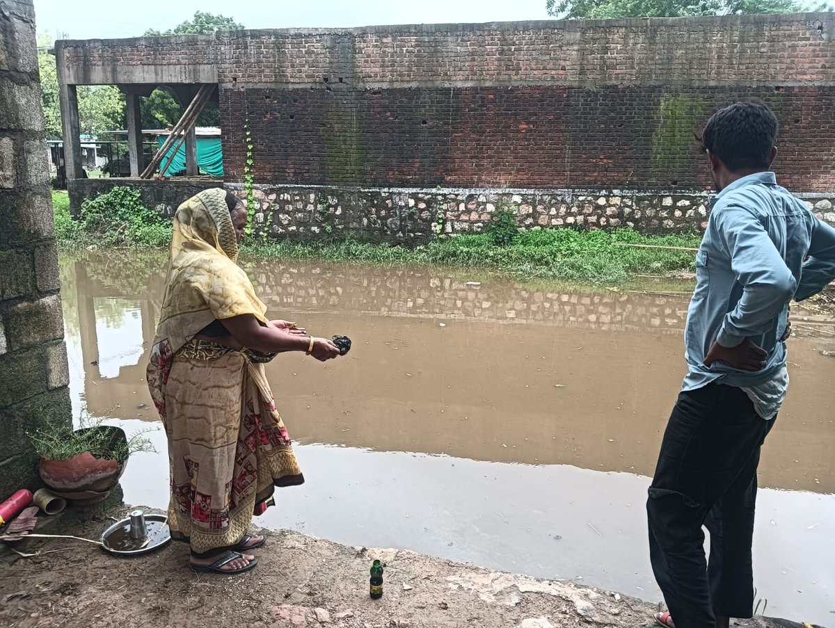 VankarKomal's tweet photo. Today, oiling work was carried out in the waterlogged areas of kanada @CdhoSabarkantha @DmoSabarkantha @sbcc_phcilol @THOHimatnagar https://t.co/JBXGJikP7E