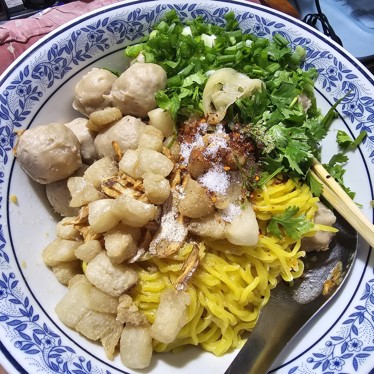 MaymeOnTheGo's tweet photo. ในวันที่วุ่นวาย ก็ยังมีบะหมี่กากหมูเจียวเองที่ฮีลใจ
กินบะหมี่นี่มันขาดหมูแดง ลูกชิ้นปลา กับพริกไทยไม่ได้จริงๆสินะ 🤔
พรุ่งนี้ต้องทำหมูแดงละมั้ง
#เมย์เม่โภชนา https://t.co/cVCBp5xYaf