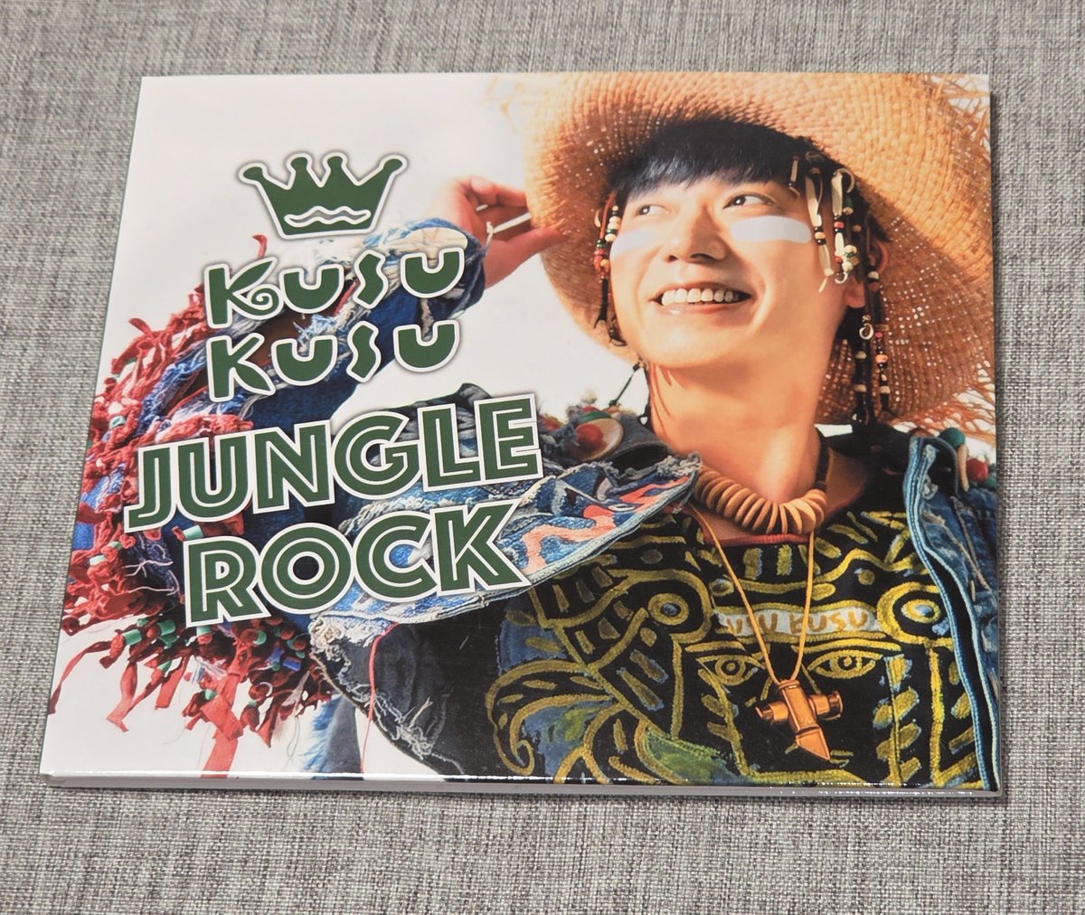 BlueTeddylovely's tweet photo. 仕事中
毎日有線でかかります
他の曲が流れているときは
耳を傾ける余裕もないほどでも
この曲が流れ始めると
スピーカーから離れた場所に居ても
あっ‼️😆となり
元気になります♬

CDの発売日直前に
ライブで聴けたことや
サインをいただけたことも
嬉しかったです
#KUSUKUSU
#JUNGLEROCK
#川上次郎 https://t.co/hje0KIg7Bk