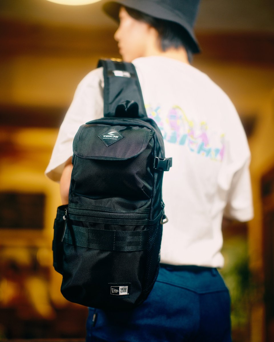 taichi_official's tweet photo. 【TAICHI Apparel】
ツーリング先でバイクを降りても、おしゃれに見えるバッグが欲しい🤔
そんな方におすすめ、グローバルブランドNEW ERA®とのコラボレーションバッグをご紹介！

［NEB009 | SLING BODY BAG］

NEW ERA®のシンプルなストリートスポーツデザインに、12Lの収納力、回り込みを抑えるハーネス、インナーポケット、サイドポケットの機能性を備えたななめ掛けタイプのボディバッグ。

おしゃれなバッグを持って出かけよう！

#RSTAICHI
#TAICHI
#RSタイチ
#アールエスタイチ
#バイク
#motorcycle