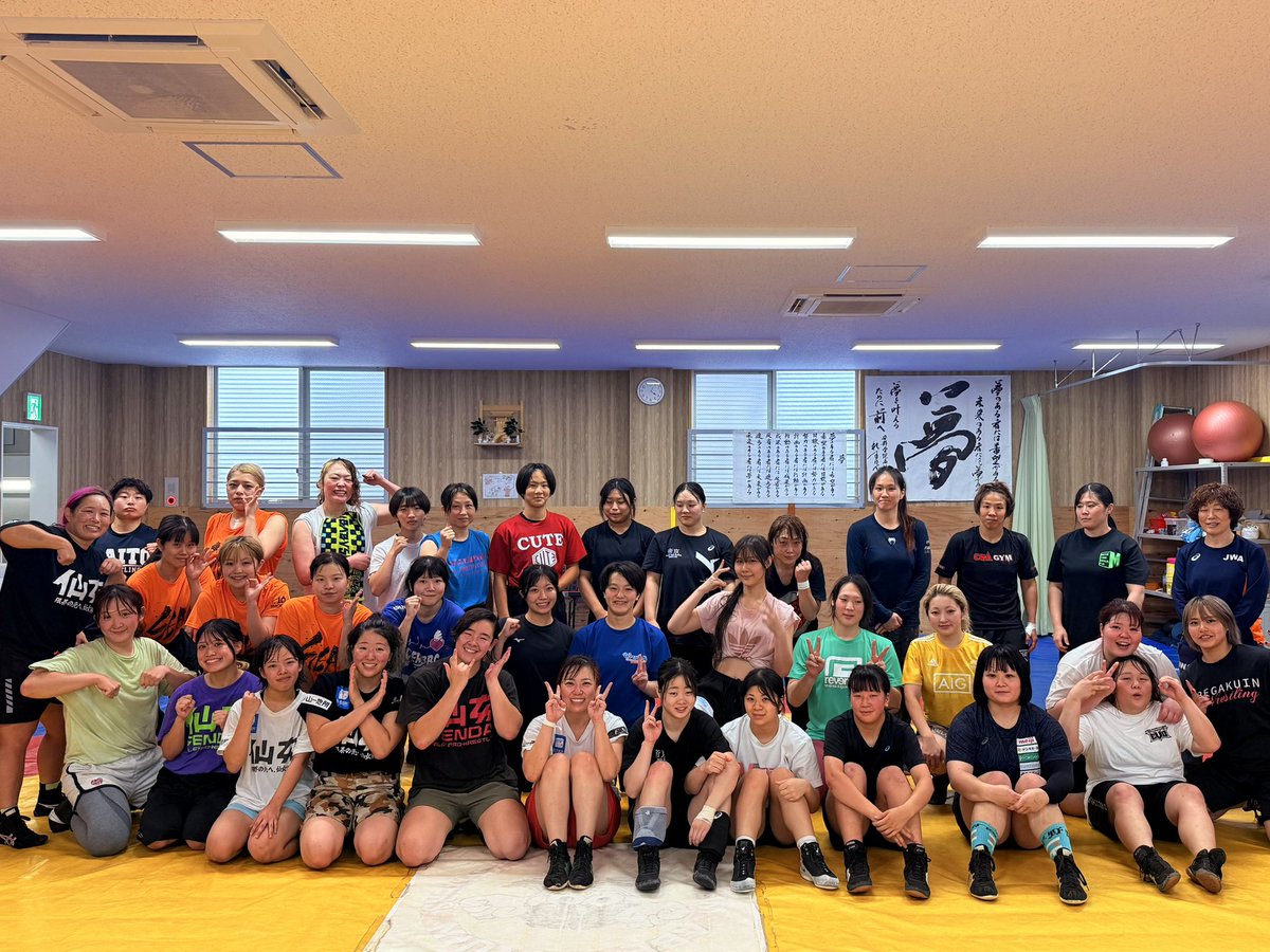 senjo2006's tweet photo. 【開催報告】

本日、都内にて橋本千紘主催
「第12回レスリング練習会」を開催いたしました。

約2時間30分にわたり、
基礎練習・技術練習・スパーリングを実施。

技術練習ではがぶりからフォールに持っていく技など技術向上に繋がる練習となりました。

非常に内容の濃い充実した練習会となりました。

【参加団体・人数】
・センダイガールズ：6名
・SEAdLINNNG：4名
・伊藤道場：2名
・ディアナ：2名
・アイスリボン：1名
・EVO女/2AW：2名
・PPPTOKYO：1名
・フリー：３名(松本浩代/VENY/Chi Chi)

計21名

今回も多くの選手にご参加いただき、
誠にありがとうございました。

女子プロレス界全体のレスリング技術向上に繋がる場として、
今後も継続して取り組んでまいります。

#SENJO #ディアナ #SEAdLINNNG  #伊藤道場 #2AW #iceribbon  #PPPTOKYO #Evo_pw