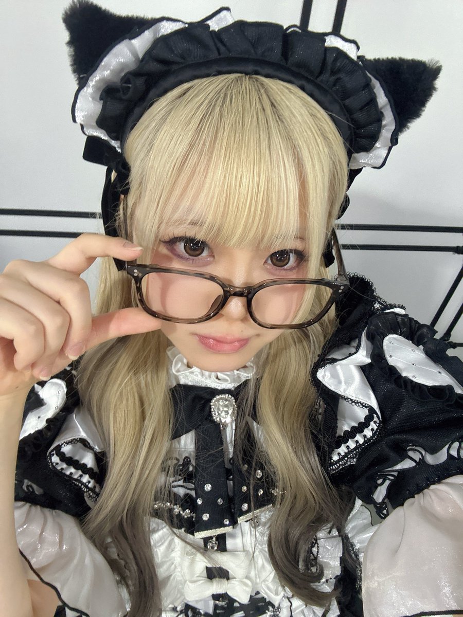 Ny_sena2's tweet photo. 本日もいます♩
めずらしくメガネしてます🐈‍⬛ https://t.co/OFgP1BedTZ