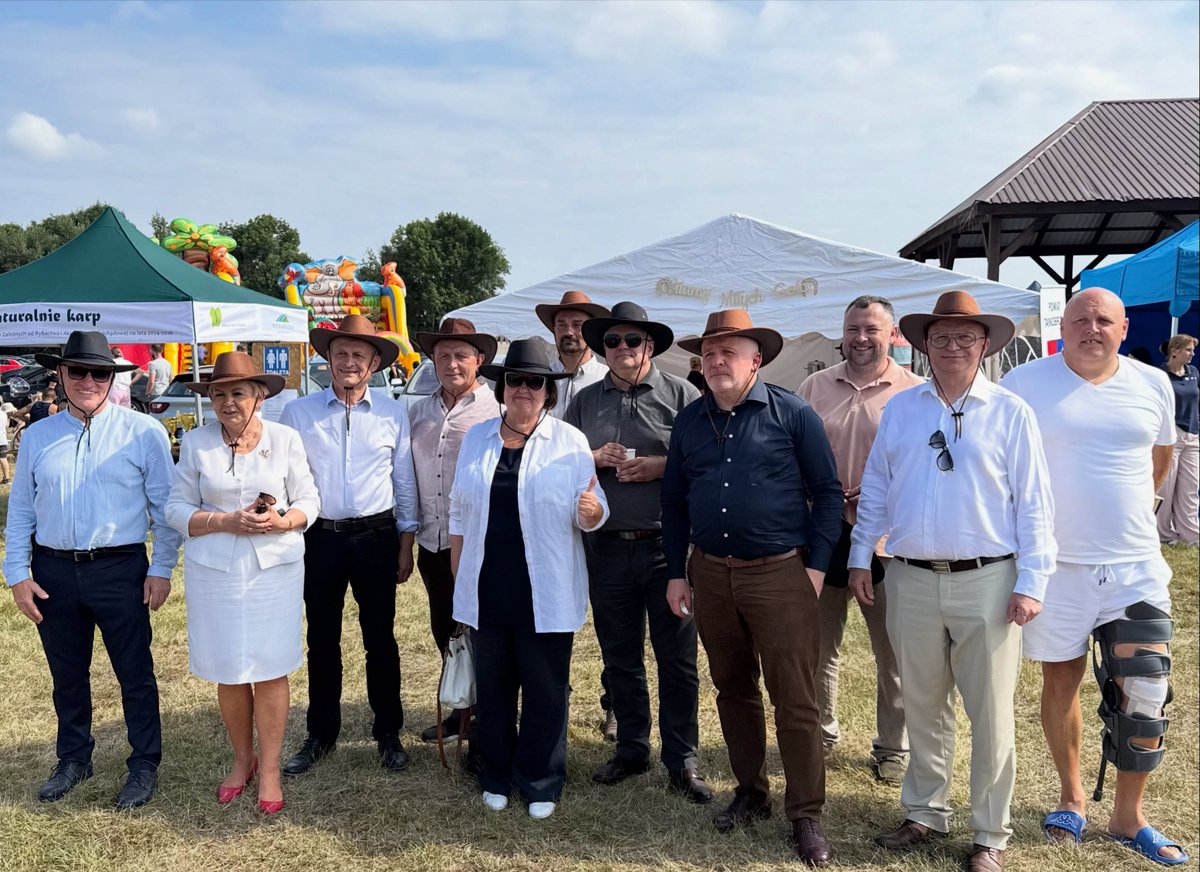 TKH_Teresa's tweet photo. 🐎 IX Zlot Furmanek w Furmanach

Zawody, pokazy kawalerii, występ Kowbojek z Meksyku oraz liczne atrakcje dla całych rodzin – wielkie brawa dla organizatorów! 👏

W moim imieniu w wydarzeniu uczestniczył Dyrektor Biura Wojewody @JerzyTabin. https://t.co/u89ATC3DHP