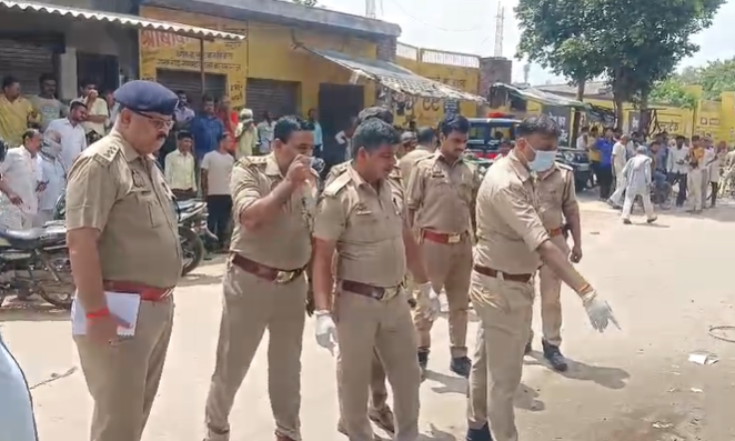 Nation27Digital's tweet photo. #Farrukhabad | नाले में मिला अज्ञात युवक का शव, मचा हड़कंप

फर्रुखाबाद के कोतवाली कायमगंज क्षेत्र में नाले में अज्ञात युवक का शव मिलने से सनसनी फैल गई।

गंगा दरवाजा रोड स्थित शिवाला धाम के पास नाले में शव पड़ा देख स्थानीय लोगों की भीड़ जुट गई। सूचना मिलते ही पुलिस मौके पर पहुंची और शव की शिनाख्त कराने में जुट गई।

पुलिस ने शव का पंचनामा भरकर पोस्टमार्टम के लिए भेज दिया है। मामले की जांच जारी है।

@uppolice @DMFarrukhabadUP 

#Farrukhabad #UPNews #BreakingNews #CrimeNews #Nation27