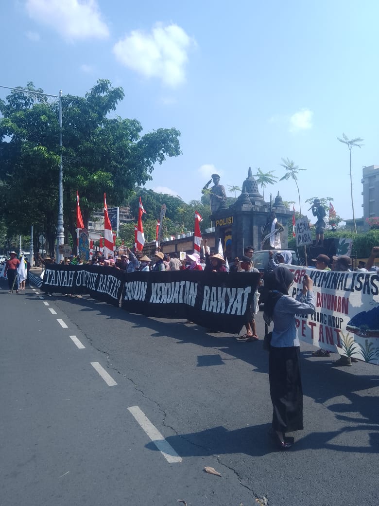 Jateng_Twit's tweet photo. BREAKING 
Masyarakat Desa Dayunan, Wirosari Grobogan Gelar Aksi di Depan Polda Jateng. https://t.co/nHgtjZKvsX