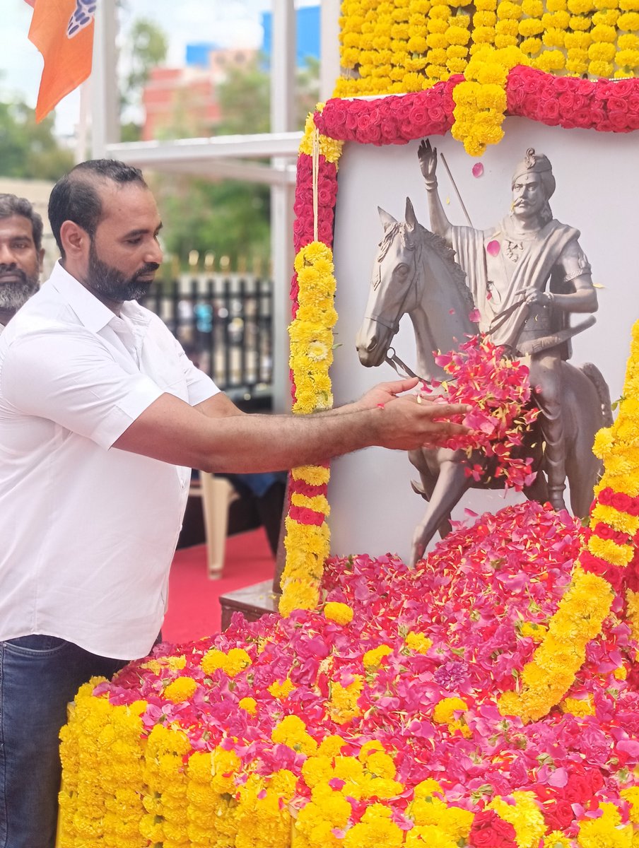 SathishRBJP's tweet photo. மாவீரன் தீரன் சின்னமலை அவர்களின் நினைவு தினத்தையொட்டி அவர்களுக்கு மரியாதை செய்த பொழுது https://t.co/2PF8ZOTfvv