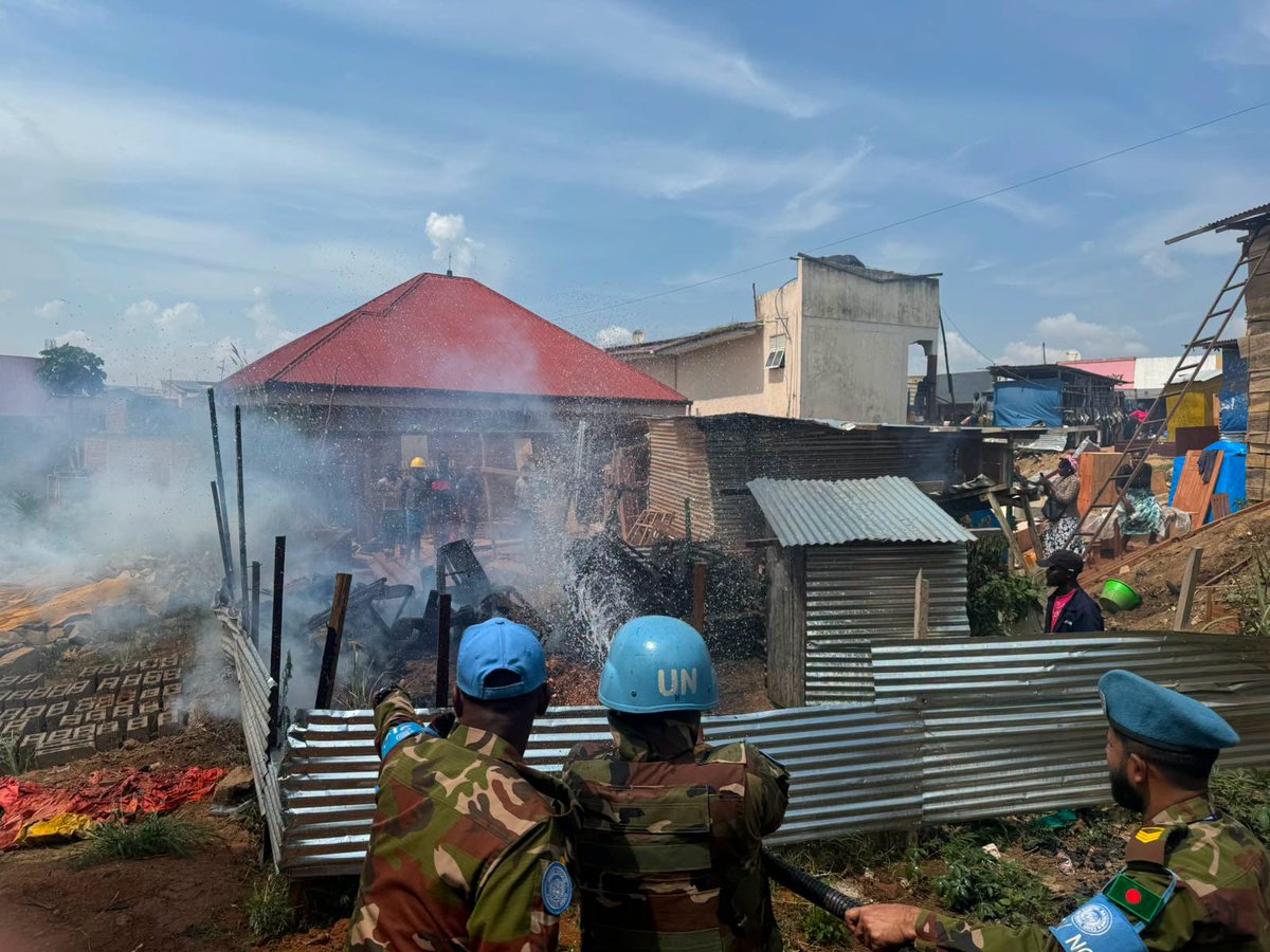 UNPeacekeeping's tweet photo. L'unité anti-incendie de la @MONUSCO est régulièrement appelée à intervenir. Le 14 juillet, les Casques bleus du Bangladesh 🇧🇩 sont intervenus à Bunia, #RDC 🇨🇩. Grâce à leur réactivité &amp; à la coordination avec les services locaux, le feu a été rapidement maîtrisé. 
@BangladeshUN1 https://t.co/iEXTbxYcxx